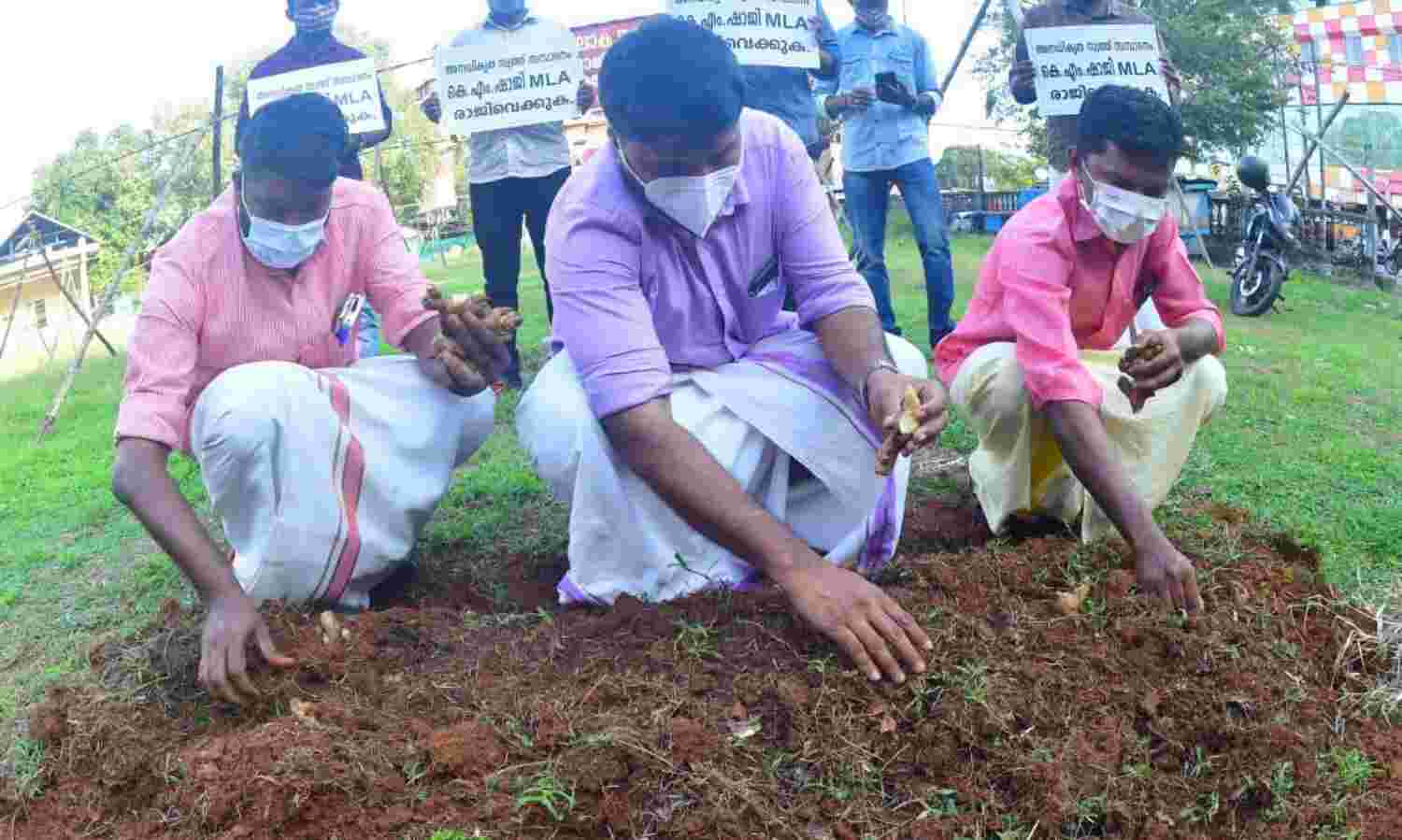 കെ എം ഷാജിക്കെതിരേ ഇഞ്ചിനടല് സമരവുമായി ഡിവൈഎഫ്ഐ കെ എം ഷാജിക്കെതിരേ ഇഞ്ചിനടല് സമരവുമായി ഡിവൈഎഫ്ഐ