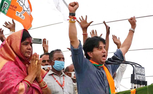 മധ്യപ്രദേശിലെ ഏറ്റവും വലിയ രാജ്യദ്രോഹികള് കമല് നാഥും ദ്വിഗ് വിജയ് സിങും: ജ്യോതിരാദിത്യ സിന്ധ്യ മധ്യപ്രദേശിലെ ഏറ്റവും വലിയ രാജ്യദ്രോഹികള് കമല് നാഥും ദ്വിഗ് വിജയ് സിങും: ജ്യോതിരാദിത്യ സിന്ധ്യ