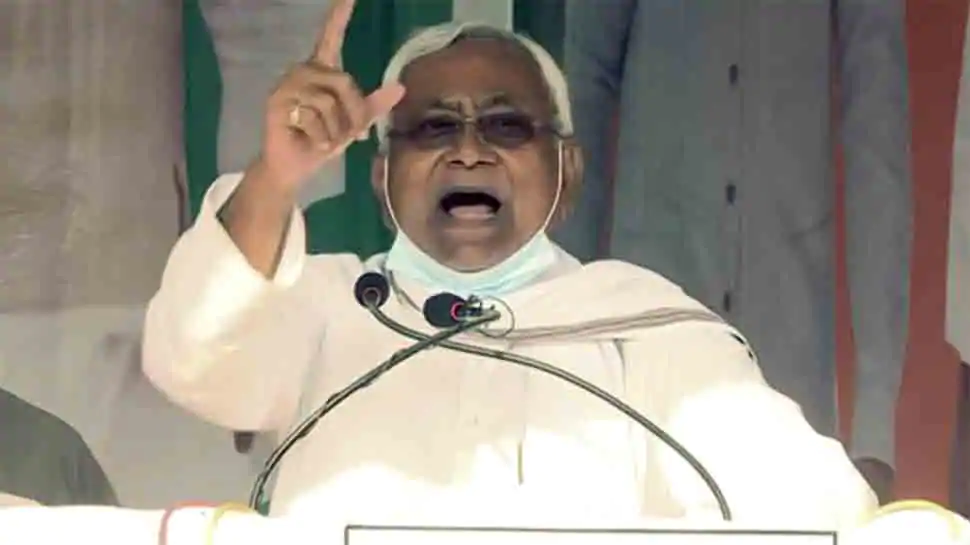 തിരഞ്ഞെടുപ്പ് റാലിക്കിടെ നിതീഷ് കുമാറിനെതിരെ വീണ്ടും ചെരിപ്പേറ്; നാലു പേര് അറസ്റ്റില് തിരഞ്ഞെടുപ്പ് റാലിക്കിടെ നിതീഷ് കുമാറിനെതിരെ വീണ്ടും ചെരിപ്പേറ്; നാലു പേര് അറസ്റ്റില്
