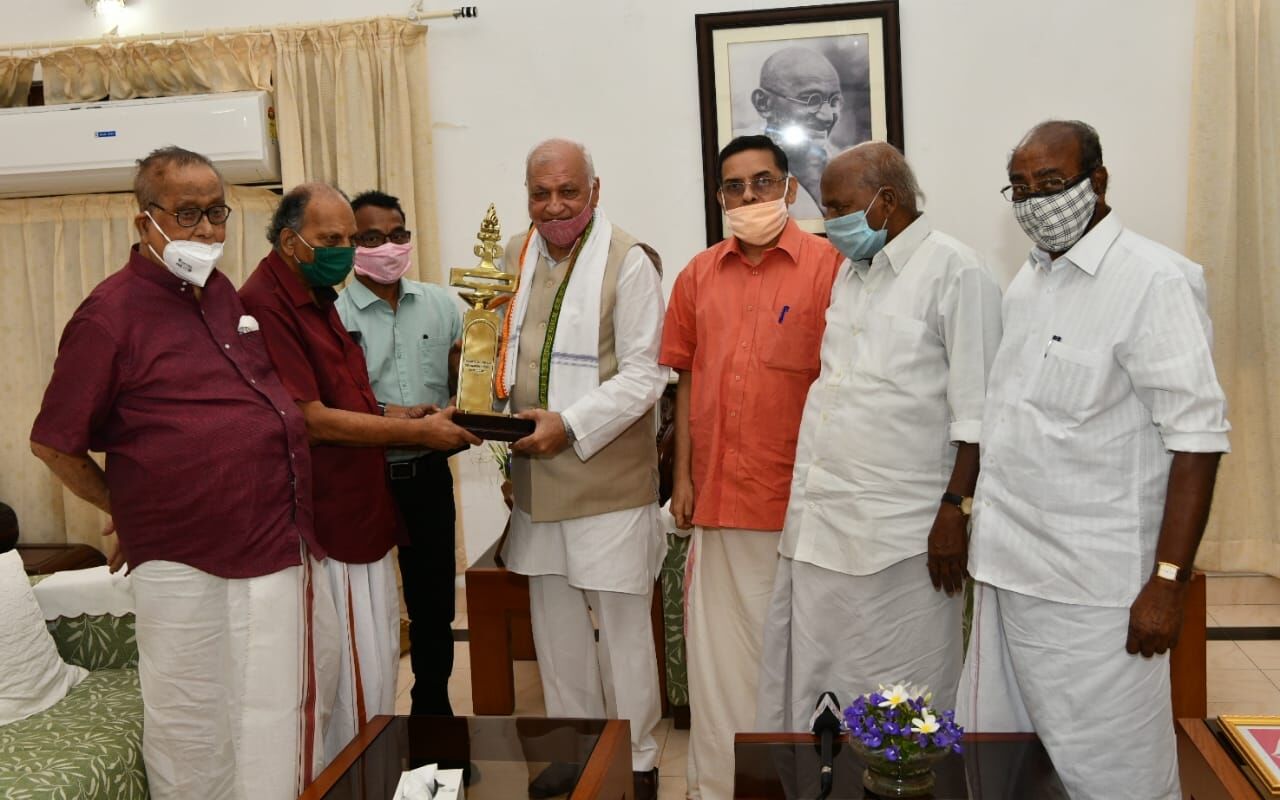 നാല്പ്പത്തിനാലാമത് വയലാര് രാമവര്മ്മ സാഹിത്യ അവാര്ഡ് സമര്പ്പിച്ചു നാല്പ്പത്തിനാലാമത് വയലാര് രാമവര്മ്മ സാഹിത്യ അവാര്ഡ് സമര്പ്പിച്ചു