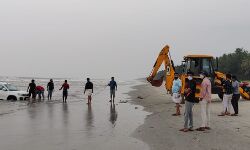 തിക്കോടി ഡ്രൈവ് ഇൻ ബീച്ചായ കല്ലകത്ത് കടപ്പുറത്ത് കാർ കടലിൽ താഴ്ന്നു