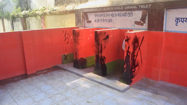 യുപിയില് മൂത്രപ്പുരയുടെ ടൈല്സിനു പാര്ട്ടി നിറം; വിവാദമായപ്പോള് റെയില്വേ നീക്കം ചെയ്തു യുപിയില് മൂത്രപ്പുരയുടെ ടൈല്സിനു പാര്ട്ടി നിറം; വിവാദമായപ്പോള് റെയില്വേ നീക്കം ചെയ്തു