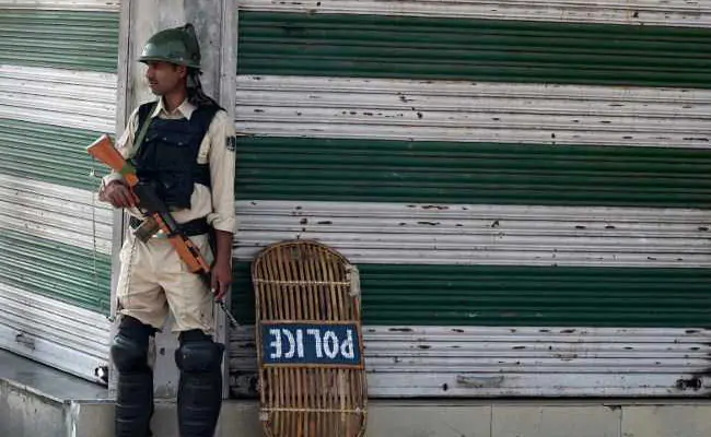 കശ്മീരില് മൂന്ന് ബിജെപി പ്രവര്ത്തകരെ വെടിവച്ച് കൊന്നു കശ്മീരില് മൂന്ന് ബിജെപി പ്രവര്ത്തകരെ വെടിവച്ച് കൊന്നു