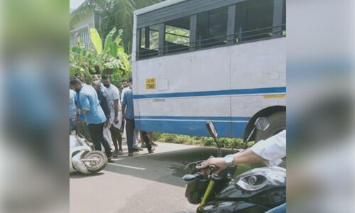 കെഎസ്ആർടിസി ബസ്സും സ്കൂട്ടറും കൂട്ടിയിടിച്ചു രണ്ട് പേർ മരിച്ചു