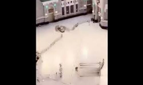 മക്കയിലെ ഹറം പള്ളിയിലേക്ക് കാര്‍ ഇടിച്ചുകയറി; ഒരാള്‍ അറസ്റ്റില്‍, ആളപായമില്ല(വീഡിയോ)