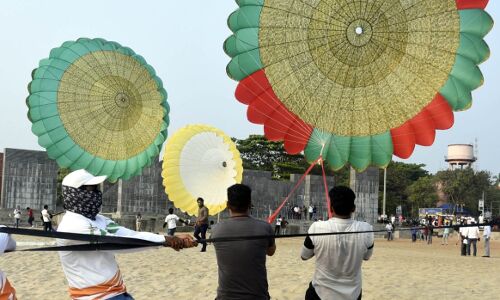 കോഴിക്കോട് ബീച്ചിനെ വർണശബളമാക്കി കേരള പിറവി ദിനത്തിൽ പട്ടം പറത്തി