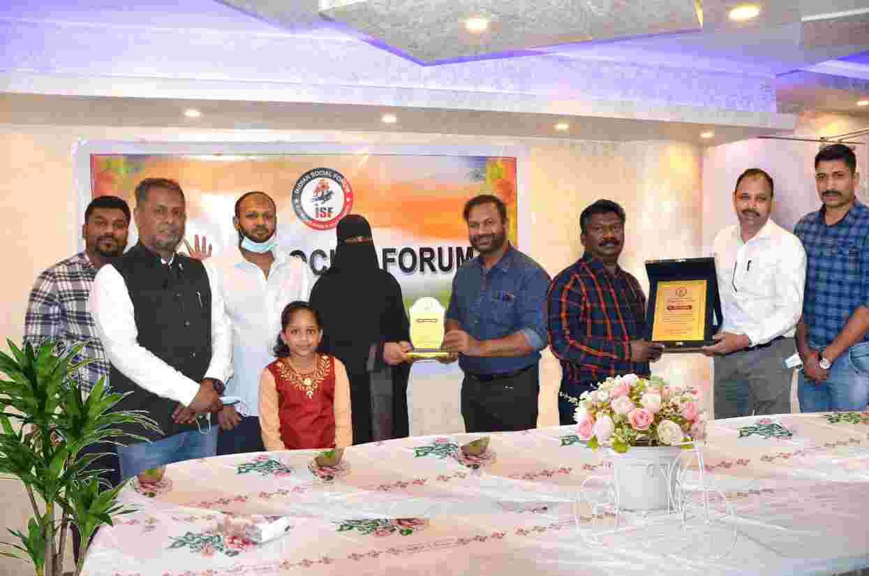 അസീറിൽ കൊവിഡ് പോരാട്ടത്തിന് മുൻനിരയിലുണ്ടായവർക്ക് ആദരം അസീറിൽ കൊവിഡ് പോരാട്ടത്തിന് മുൻനിരയിലുണ്ടായവർക്ക് ആദരം