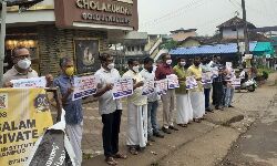 വ്യാപാരികൾ നിൽപ്പ് സമരം നടത്തി വ്യാപാരികൾ നിൽപ്പ് സമരം നടത്തി