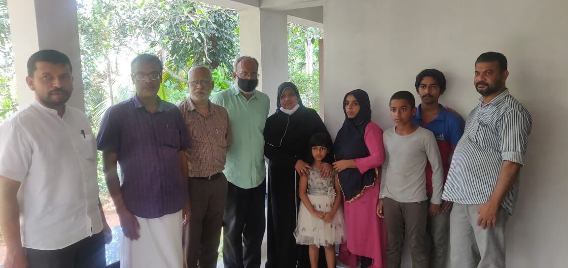 സിദ്ദീഖ് കാപ്പന് ഐക്യദാര്ഢ്യവുമായി മാധ്യമപ്രവര്ത്തകര് കുടുംബത്തെ സന്ദര്ശിച്ചു സിദ്ദീഖ് കാപ്പന് ഐക്യദാര്ഢ്യവുമായി മാധ്യമപ്രവര്ത്തകര് കുടുംബത്തെ സന്ദര്ശിച്ചു