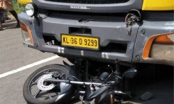 കോട്ടയത്ത് ലോറിയും ബൈക്കും കൂട്ടിയിടിച്ച് അച്ഛനും മകനും മരിച്ചു