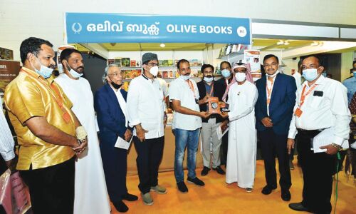 ഷെരീഫ് സാഗറിന്റെ വാരിയംകുന്നത്ത്    കുഞ്ഞഹമ്മദ് ഹാജി പ്രകാശനം ചെയ്തു