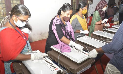 വോട്ടിംഗ് യന്ത്രങ്ങളുടെ പ്രവര്ത്തനക്ഷമത പരിശോധന അന്തിമഘട്ടത്തില് വോട്ടിംഗ് യന്ത്രങ്ങളുടെ പ്രവര്ത്തനക്ഷമത പരിശോധന അന്തിമഘട്ടത്തില്