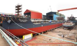 ഒറ്റ ദിവസം അഞ്ചു കപ്പലുകള്‍ നീറ്റിലിറക്കി; റെക്കോര്‍ഡിട്ട് കൊച്ചി കപ്പല്‍ശാല