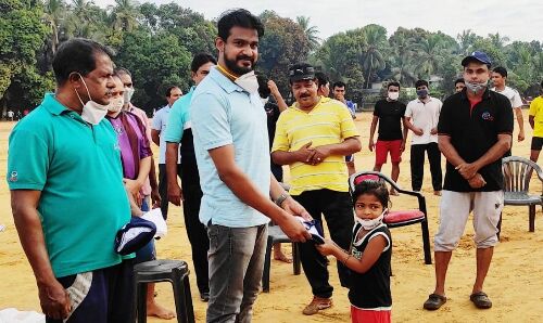 ശിശുദിന സമ്മാനം നല്‍കി