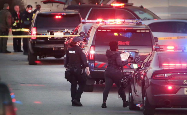 യുഎസില് ഷോപ്പിങ് മാളില് വെടിവെപ്പ്; എട്ടുപേര്ക്ക് പരിക്ക്, അക്രമിക്കായി തിരച്ചില് തുടരുന്നു യുഎസില് ഷോപ്പിങ് മാളില് വെടിവെപ്പ്; എട്ടുപേര്ക്ക് പരിക്ക്, അക്രമിക്കായി തിരച്ചില് തുടരുന്നു