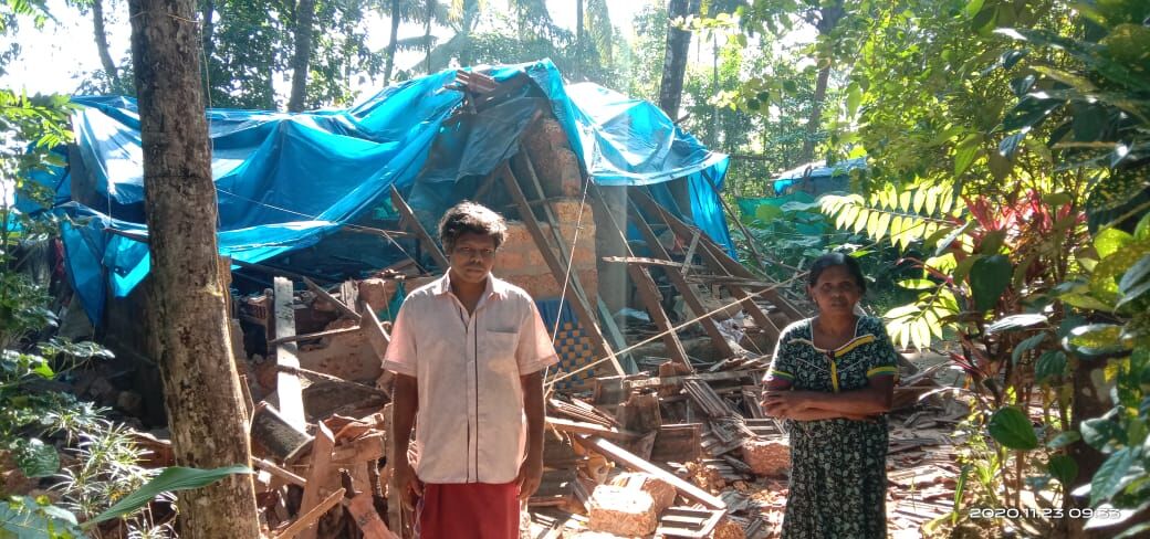 വീട് തകര്ന്നു വീണു; ആളപായമില്ല വീട് തകര്ന്നു വീണു; ആളപായമില്ല