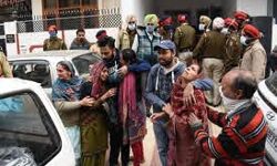 വിവാഹം കഴിച്ചില്ലെങ്കില് പീഡനക്കേസില് കുടുക്കുമെന്ന് ഭീഷണി; കാമുകിയെയും മാതാപിതാക്കളെയും വെടിവെച്ച് കൊന്ന് യുവാവ് ജീവനെടുക്കി വിവാഹം കഴിച്ചില്ലെങ്കില് പീഡനക്കേസില് കുടുക്കുമെന്ന് ഭീഷണി; കാമുകിയെയും മാതാപിതാക്കളെയും വെടിവെച്ച് കൊന്ന് യുവാവ് ജീവനെടുക്കി