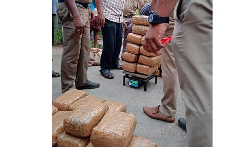 അങ്കമാലിയില് വന് കഞ്ചാവ് വേട്ട; കാറില് കടത്തുകയായിരുന്ന 110 കിലോ കഞ്ചാവുമായി മൂന്നു പേര് പിടിയില് അങ്കമാലിയില് വന് കഞ്ചാവ് വേട്ട; കാറില് കടത്തുകയായിരുന്ന 110 കിലോ കഞ്ചാവുമായി മൂന്നു പേര് പിടിയില്