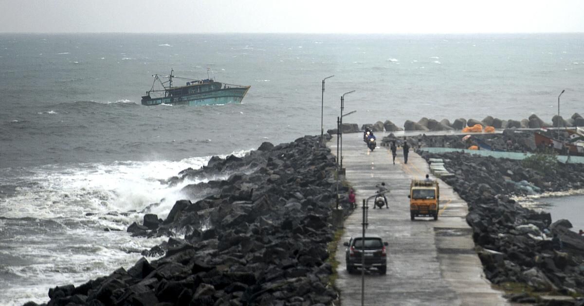 നിവാര്: മഴ കനക്കുന്നു; തമിഴ്നാട്ടിലെ 13 ജില്ലകളില് നാളെയും അവധി നിവാര്: മഴ കനക്കുന്നു; തമിഴ്നാട്ടിലെ 13 ജില്ലകളില് നാളെയും അവധി