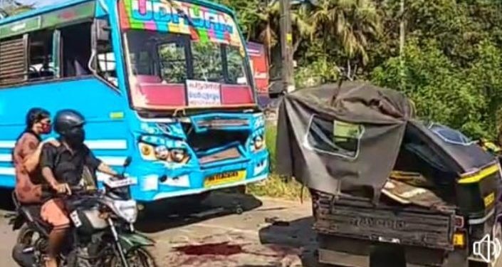 ബസ്സും ഓട്ടോറിക്ഷയും കൂട്ടിയിടിച്ച് രണ്ടുമരണം; ഒരാള്‍ക്ക് ഗുരുതര പരിക്ക്