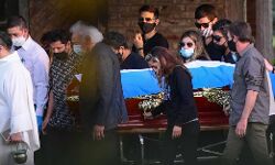 മറഡോണക്ക് അര്‍ജന്റീന കണ്ണീരോടെ വിടനല്‍കി : മാതാപിതാക്കള്‍ക്കടുത്ത് അന്ത്യനിദ്ര