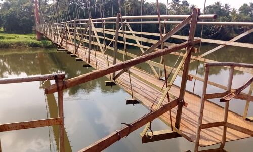 ഫണ്ട് അനുവദിച്ചിട്ടും അറ്റകുറ്റപ്പണി നടത്താതെ പായ്തുരുത്തിലേക്കുള്ള തൂക്കുപാലം ഫണ്ട് അനുവദിച്ചിട്ടും അറ്റകുറ്റപ്പണി നടത്താതെ പായ്തുരുത്തിലേക്കുള്ള തൂക്കുപാലം