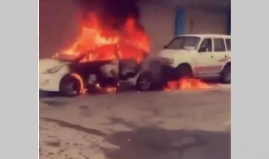 പെട്രോള് പമ്പില് തീപ്പിടിച്ച കാര് സ്വന്തം കാര് കൊണ്ട് തള്ളിനീക്കി സൗദി പൗരന്റെ രക്ഷാപ്രവര്ത്തനം പെട്രോള് പമ്പില് തീപ്പിടിച്ച കാര് സ്വന്തം കാര് കൊണ്ട് തള്ളിനീക്കി സൗദി പൗരന്റെ രക്ഷാപ്രവര്ത്തനം