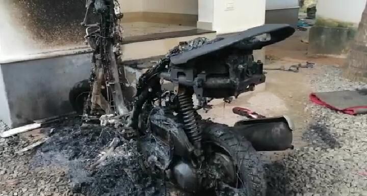 വീട്ടുമുറ്റത്ത് നിര്ത്തിയിട്ട ബൈക്ക് അഗ്നിക്കിരയാക്കി വീട്ടുമുറ്റത്ത് നിര്ത്തിയിട്ട ബൈക്ക് അഗ്നിക്കിരയാക്കി