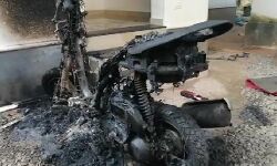 വീട്ടുമുറ്റത്ത് നിര്‍ത്തിയിട്ട ബൈക്ക് അഗ്‌നിക്കിരയാക്കി