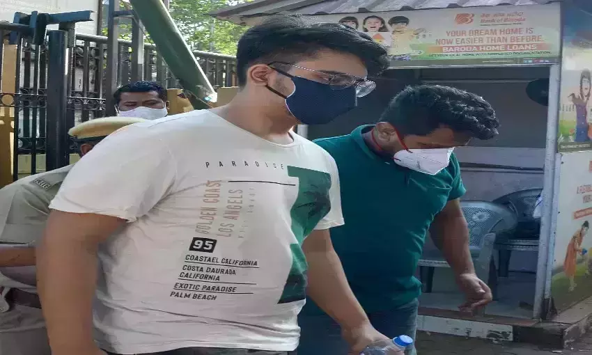 ജെഇഇ പരീക്ഷ; ഒന്നാമതെത്തിയ വിദ്യാര്ഥിക്ക് പകരക്കാരനായി പരീക്ഷ എഴുതിയ ആള് അറസ്റ്റില് ജെഇഇ പരീക്ഷ; ഒന്നാമതെത്തിയ വിദ്യാര്ഥിക്ക് പകരക്കാരനായി പരീക്ഷ എഴുതിയ ആള് അറസ്റ്റില്