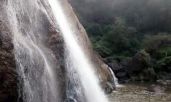 ഇടുക്കി തൂവല്‍ വെള്ളച്ചാട്ടത്തില്‍ രണ്ട് യുവാക്കള്‍ ഒഴുക്കില്‍പ്പെട്ട് മരിച്ചു