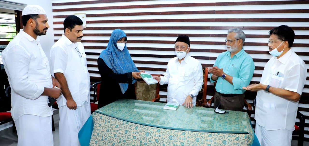 മുസ്‌ലിം ലീഗ് കേരളചരിത്രത്തില്‍ ഹൈദരലി തങ്ങള്‍ പുറത്തിറക്കി