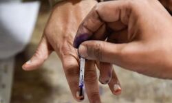 തദ്ദേശ തിരഞ്ഞെടുപ്പ്: വോട്ടര്‍മാര്‍  8 തരം തിരിച്ചറിയല്‍ രേഖകളില്‍ ഏതെങ്കിലും ഒന്ന് ഹാജരാക്കണം, മൊബൈല്‍ ഫോണിന് വിലക്ക്