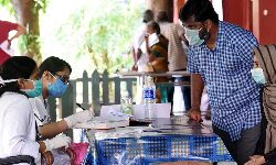 കൊവിഡ്: പോളിങ് ബൂത്തുകളില് ഒരേസമയം മൂന്ന് വോട്ടര്മാര്ക്ക് മാത്രം പ്രവേശനം കൊവിഡ്: പോളിങ് ബൂത്തുകളില് ഒരേസമയം മൂന്ന് വോട്ടര്മാര്ക്ക് മാത്രം പ്രവേശനം