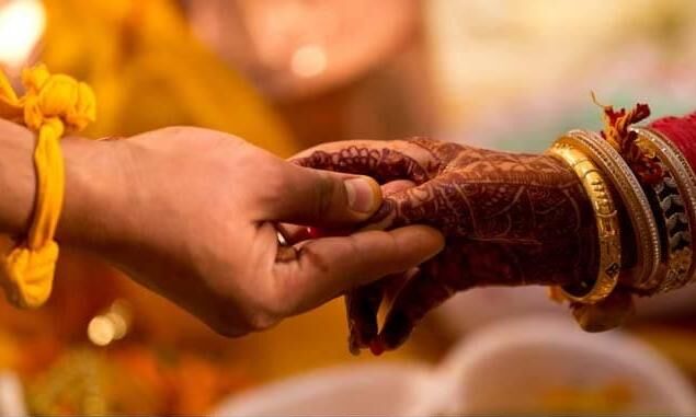 നവവരന് മരിച്ചതിനു പിന്നാലെ നവവധു ഉള്പ്പെടെ ഒമ്പതു പേര്ക്ക് കൊവിഡ് നവവരന് മരിച്ചതിനു പിന്നാലെ നവവധു ഉള്പ്പെടെ ഒമ്പതു പേര്ക്ക് കൊവിഡ്