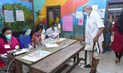 തദ്ദേശ തിരഞ്ഞെടുപ്പ് രണ്ടാംഘട്ടം: അഞ്ചു ജില്ലകളില് വോട്ടെടുപ്പ് തുടങ്ങി തദ്ദേശ തിരഞ്ഞെടുപ്പ് രണ്ടാംഘട്ടം: അഞ്ചു ജില്ലകളില് വോട്ടെടുപ്പ് തുടങ്ങി