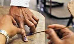 കൊവിഡ് ബാധിതര്ക്ക് നേരിട്ടെത്തി വോട്ട് ചെയ്യാം കൊവിഡ് ബാധിതര്ക്ക് നേരിട്ടെത്തി വോട്ട് ചെയ്യാം