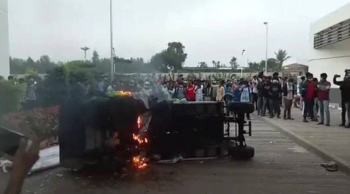 മാസങ്ങളായി ശമ്പളമില്ല; കർണാടകയിലെ ഐഫോൺ നിർമാണ ഫാക്റ്ററി ജീവനക്കാർ അടിച്ചു തകർത്തു മാസങ്ങളായി ശമ്പളമില്ല; കർണാടകയിലെ ഐഫോൺ നിർമാണ ഫാക്റ്ററി ജീവനക്കാർ അടിച്ചു തകർത്തു