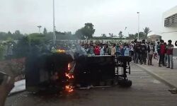 മാസങ്ങളായി ശമ്പളമില്ല; കർണാടകയിലെ ഐഫോൺ നിർമാണ ഫാക്റ്ററി ജീവനക്കാർ അടിച്ചു തകർത്തു