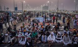 കര്‍ഷ പ്രക്ഷോഭം: അദാനിയുടേയും അംബാനിയുടേയും നിയന്ത്രണത്തിലുള്ള ടോള്‍പ്ലാസകള്‍ കര്‍ഷകര്‍ വളഞ്ഞു