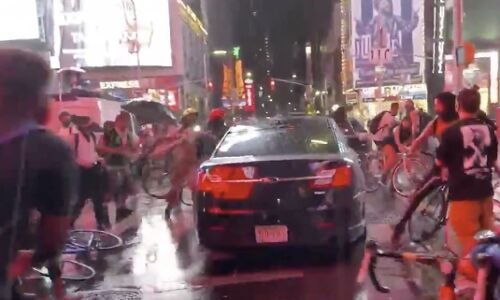 ന്യൂയോര്ക്കില് ബ്ലാക് ലിവ്സ് മാറ്റര് പ്രതിഷേധത്തിലേക്ക് കാര് ഓടിച്ചു കയറ്റി; 6 പേര്ക്ക് പരിക്ക് ന്യൂയോര്ക്കില് ബ്ലാക് ലിവ്സ് മാറ്റര് പ്രതിഷേധത്തിലേക്ക് കാര് ഓടിച്ചു കയറ്റി; 6 പേര്ക്ക് പരിക്ക്