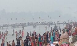 കൊവിഡ് ആരോഗ്യ മുന്നറിയിപ്പുകള്‍ക്ക് പുല്ലുവില: യുപി പ്രയാഗ്‌രാജിലെ ത്രിവേണി സംഗമത്തില്‍ മുങ്ങിനിവര്‍ന്നത് ആയിരങ്ങള്‍