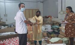 വോട്ടെണ്ണല്‍: കൊവിഡ് പ്രതിരോധ സാമഗ്രികള്‍ വിതരണം ചെയ്തു