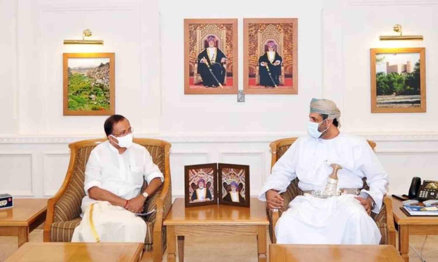 ഒമാന് തൊഴില് മന്ത്രിയുമായി കേന്ദ്രമന്ത്രി വി മുരളീധരന് ചര്ച്ച നടത്തി ഒമാന് തൊഴില് മന്ത്രിയുമായി കേന്ദ്രമന്ത്രി വി മുരളീധരന് ചര്ച്ച നടത്തി