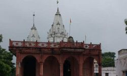 ക്ഷേത്രത്തില് കയറിയ കള്ളന് അവിടെ കിടന്നുറങ്ങി: വിളിച്ചുണര്ത്തിയത് പോലീസ് ക്ഷേത്രത്തില് കയറിയ കള്ളന് അവിടെ കിടന്നുറങ്ങി: വിളിച്ചുണര്ത്തിയത് പോലീസ്