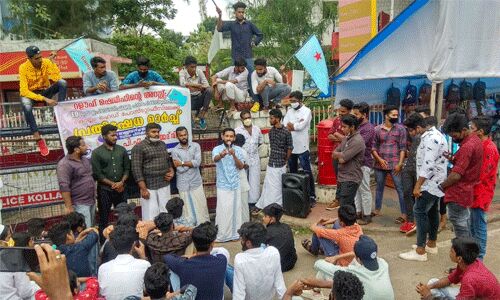 റഊഫ് ഷെരീഫിന്റെ അറസ്റ്റ്: കാംപസ് ഫ്രണ്ട് കൊല്ലം ഹെഡ് പോസ്റ്റ് ഓഫിസിലേക്ക് മാര്ച്ച് സംഘടപ്പിച്ചു റഊഫ് ഷെരീഫിന്റെ അറസ്റ്റ്: കാംപസ് ഫ്രണ്ട് കൊല്ലം ഹെഡ് പോസ്റ്റ് ഓഫിസിലേക്ക് മാര്ച്ച് സംഘടപ്പിച്ചു