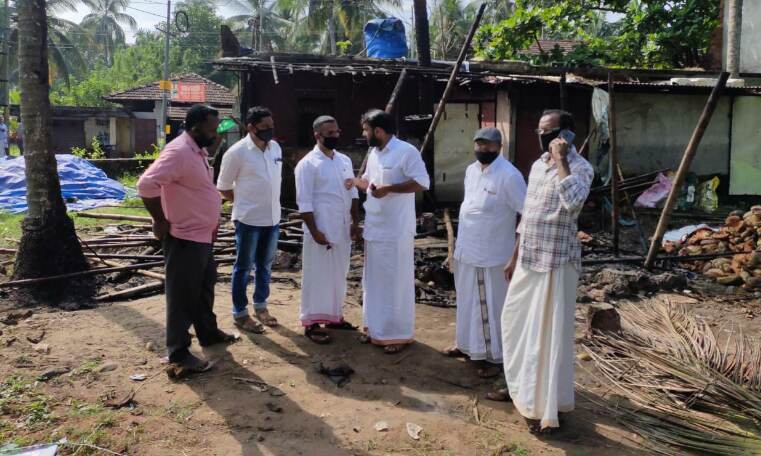അഗ്നിക്കിരയാക്കിയ കാറ്ററിങ് സ്ഥാപനം എസ്ഡിപിഐ നേതാക്കള് സന്ദര്ശിച്ചു അഗ്നിക്കിരയാക്കിയ കാറ്ററിങ് സ്ഥാപനം എസ്ഡിപിഐ നേതാക്കള് സന്ദര്ശിച്ചു
