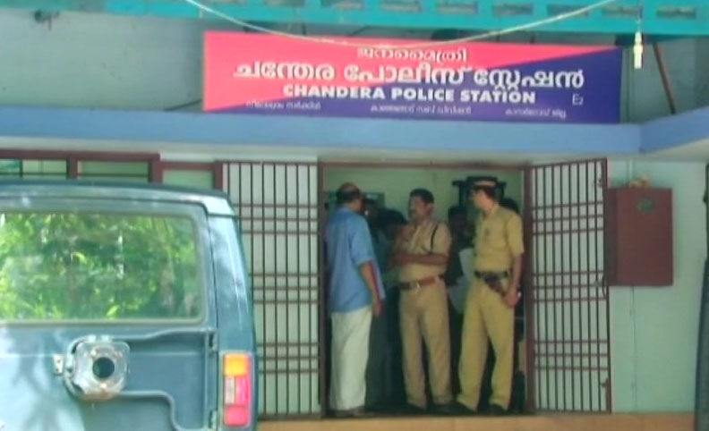 പടന്നയില്‍ കോണ്‍ഗ്രസ് നേതാവിന്റെ വീടിന് നേരെ ബോംബേറ്