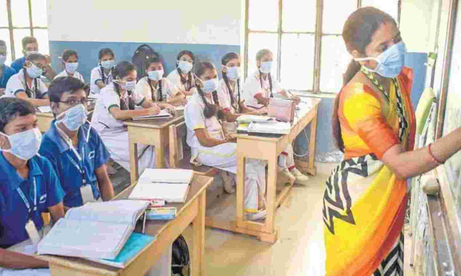 സ്കൂളിലെത്തുന്ന വിദ്യാര്ഥികളുടേയും അധ്യാപകരുടേയും എണ്ണം കുറയ്ക്കണം; മാര്ഗനിര്ദേശങ്ങളുമായി വിദ്യാഭ്യാസ ഗുണമേന്മ സമിതി സ്കൂളിലെത്തുന്ന വിദ്യാര്ഥികളുടേയും അധ്യാപകരുടേയും എണ്ണം കുറയ്ക്കണം; മാര്ഗനിര്ദേശങ്ങളുമായി വിദ്യാഭ്യാസ ഗുണമേന്മ സമിതി