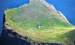 ലോകത്തെ ഏറ്റവും ഒറ്റപ്പെട്ട വീട് ഇതാണ് ലോകത്തെ ഏറ്റവും ഒറ്റപ്പെട്ട വീട് ഇതാണ്